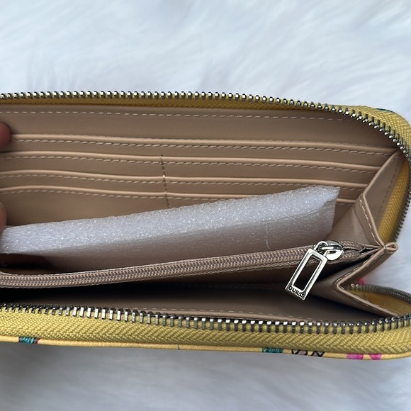 New GUESS Abree Zip-Around Wallet - Picture 3 of 4
